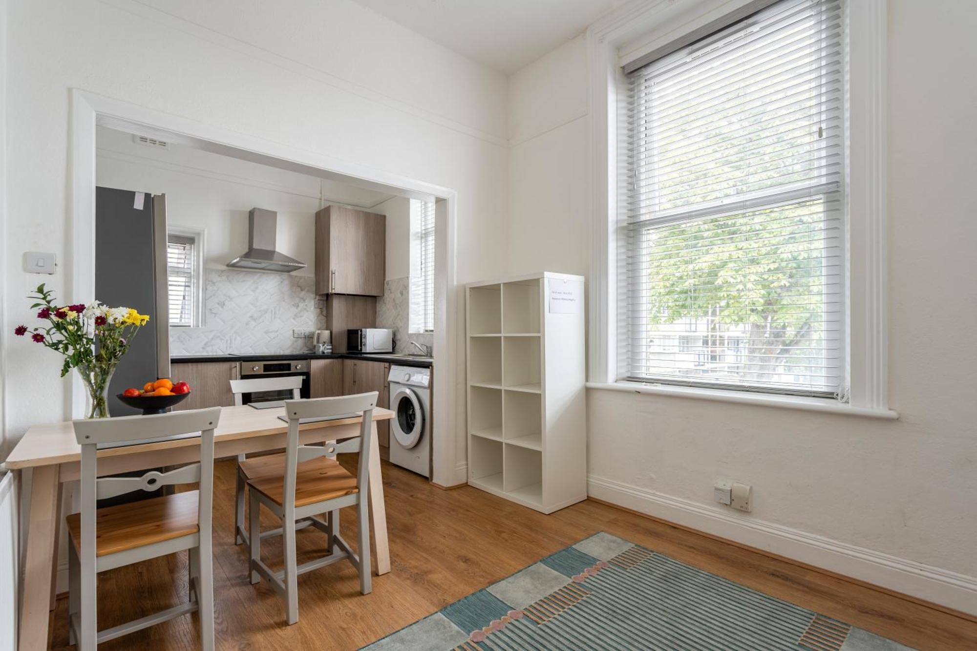 Cozy With Shared Bathroom
