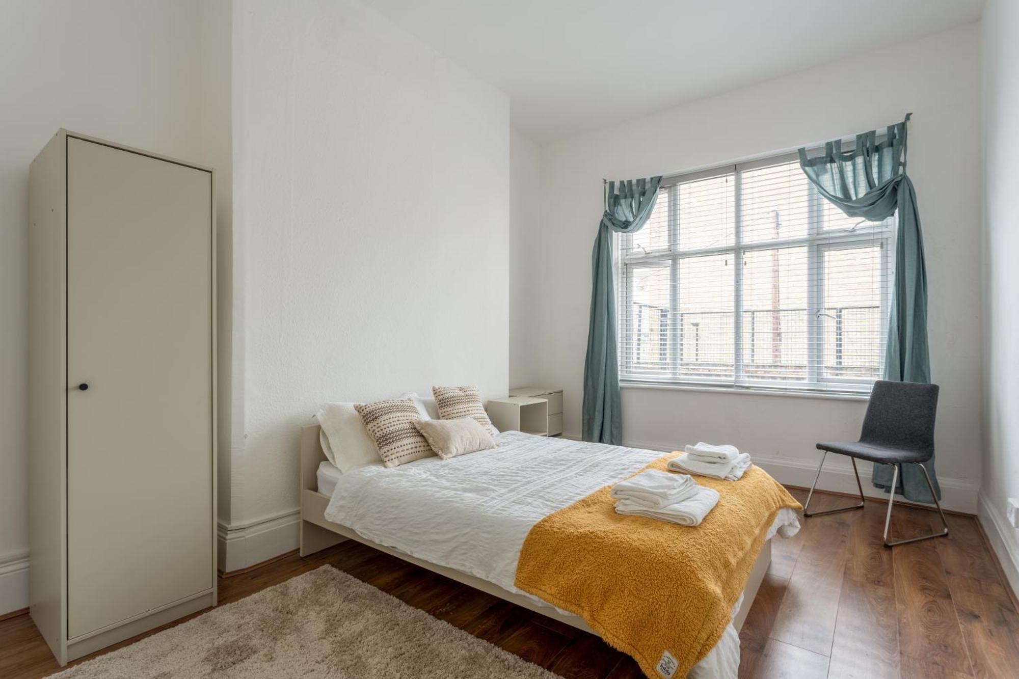 Cozy With Shared Bathroom Londres