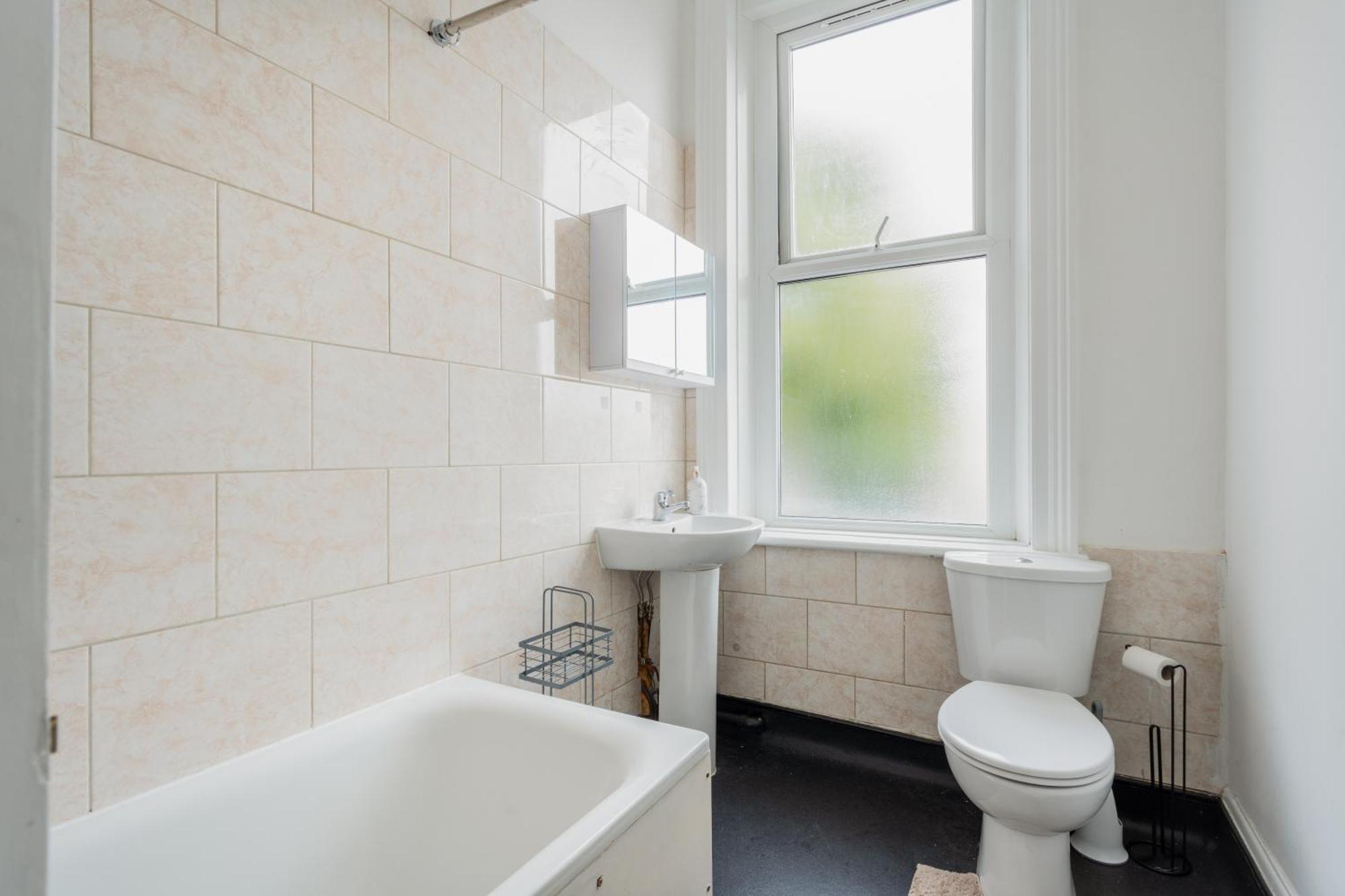 Cozy With Shared Bathroom